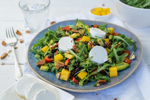 Geitenkaassalade met mango en avocado