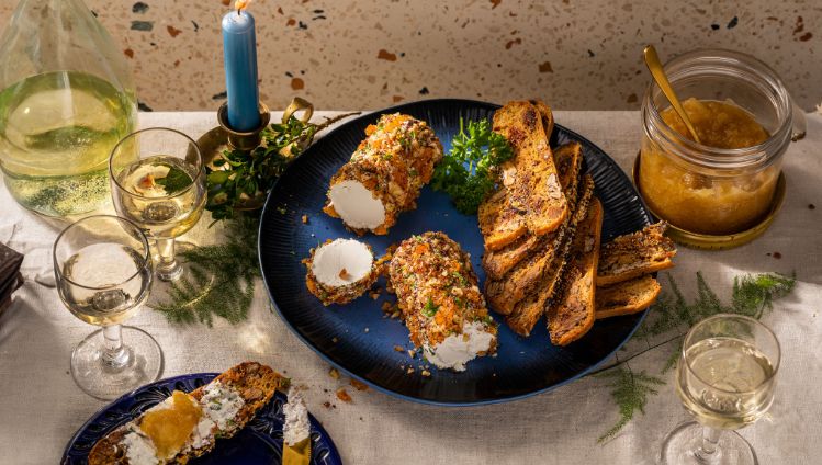 Verse geitenkaas met kruidenkorstje, crackers en perencompote - 3840x2160px